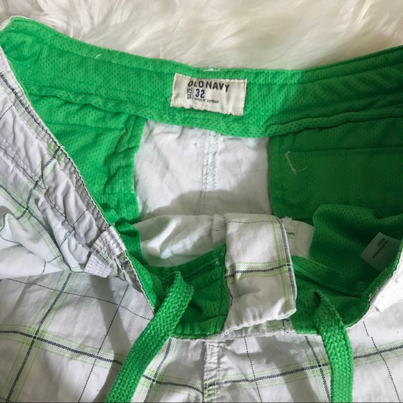 Men’s Old Navy Swim Trunks Surf Shorts Sz 32 Plaid White Green Beach Pool Button - Picture 3 of 4